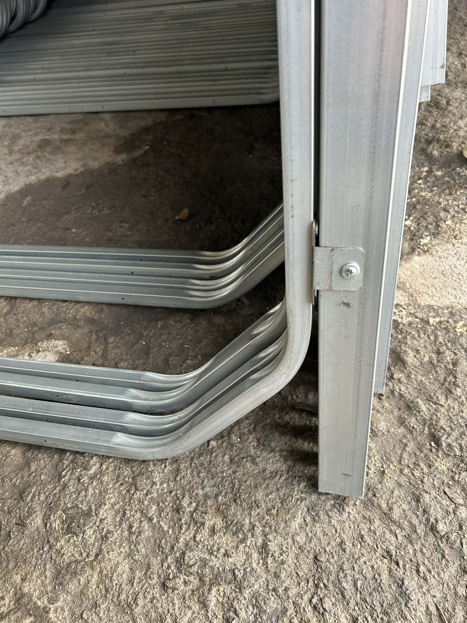 Flexible greenhouse frame without cutting